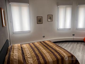Grande camera con bagno condiviso