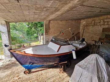 Barca in legno a motore