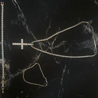Collana con crocifisso, bracciali