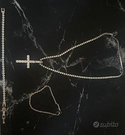 Collana con crocifisso, bracciali