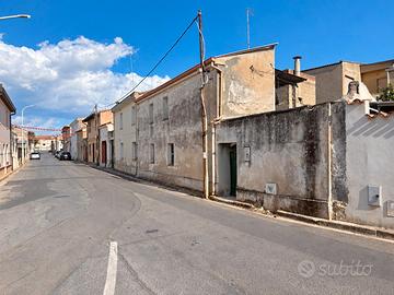 Samassi - Casa su due livelli con cortile e pozzo