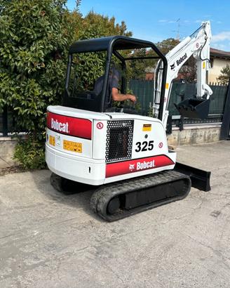 E152 Escavatore 25 Q Bobcat 325