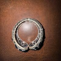 Bracciale alla schiava, nero e argento con pietre.