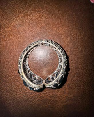 Bracciale alla schiava, nero e argento con pietre.