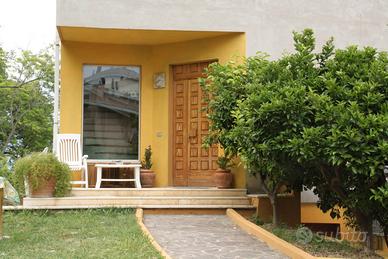 Villa con giardino vista mare