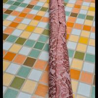 pezze di vera pelle e rotolo di tessuto