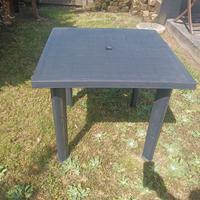 TAVOLO PLASTICA E BASE OMBRELLONE