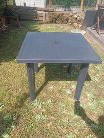 TAVOLO PLASTICA E BASE OMBRELLONE