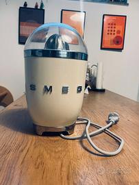 Spremiagrumi elettrico SMEG crema vintage retrò