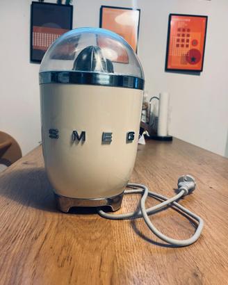 Spremiagrumi elettrico SMEG crema vintage retrò