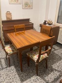 Tavolo con sedie