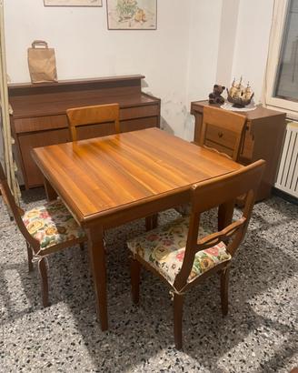 Tavolo con sedie