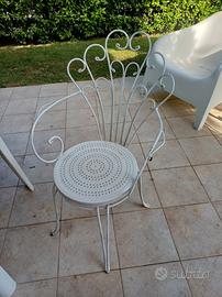 sedie da giardino in ferro. Stile floreale.