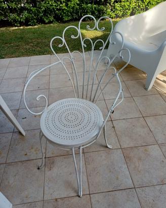 sedie da giardino in ferro. Stile floreale.