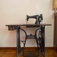 Macchina da cucire vintage Erika