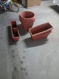 vasi  fioriera in terracotta e plastica 