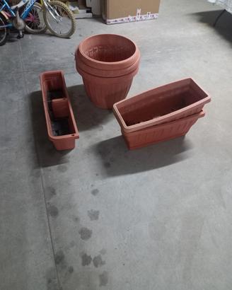 vasi  fioriera in terracotta e plastica 