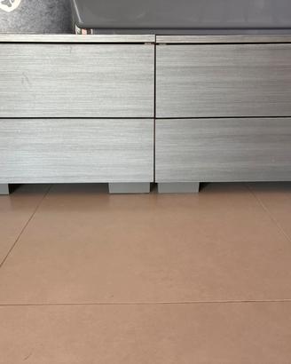 Comodini e cassettiera grigio scuro