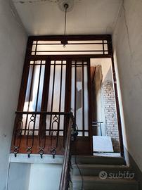 Infisso in legno paravento per vano scale