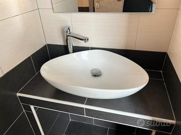 Lavandino con rubinetto