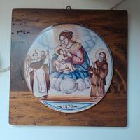Capoletto in materiale sintetico Madonna che allat