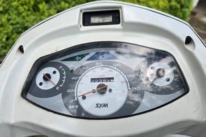 Sym HD 200