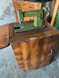 Macchina da cucire Visnova con mobile