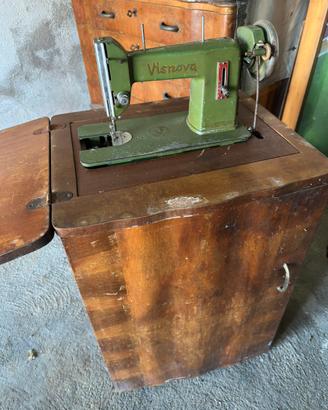 Macchina da cucire Visnova con mobile
