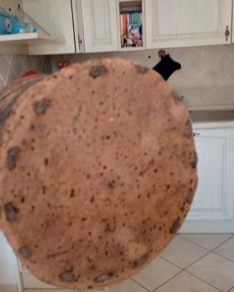 Ferro da stiro antico e contenitore per il latte a