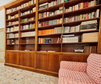 Bella libreria in legno.