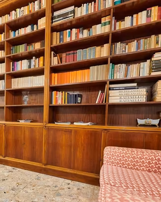 Bella libreria in legno.