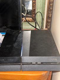 PlayStation 4 con due giochi cuffie e 2 jostik