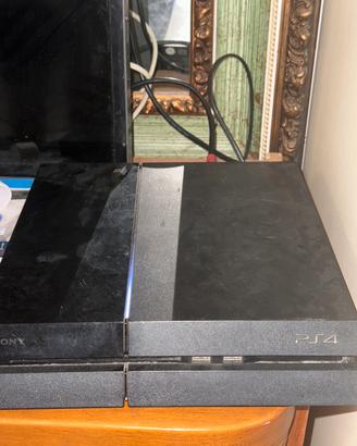 PlayStation 4 con due giochi cuffie e 2 jostik