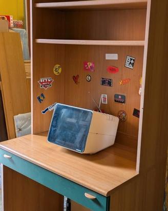scrivania con libreria