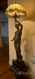 Lampada scultura in bronzo e stile Tiffany -