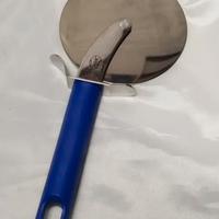 Tagliapizza amc con manico blu acciaio