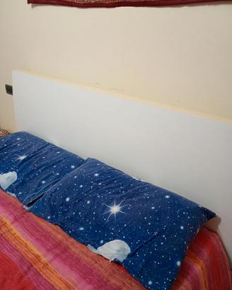 Struttura letto bianca in legno