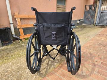 Sedia a rotelle richiudibile