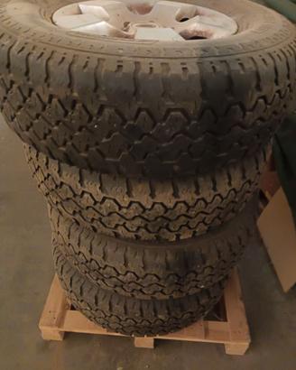 Cerchi e gomme Navara D40