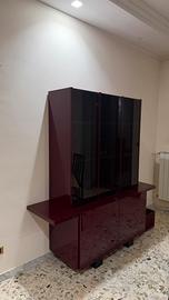 Vetrina e tavolo con sedie soggiorno