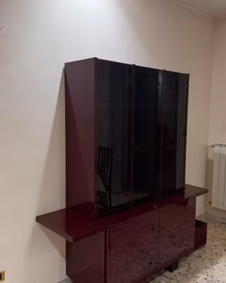 Vetrina e tavolo con sedie soggiorno
