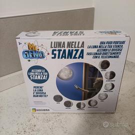 luna nella stanza giocattolo