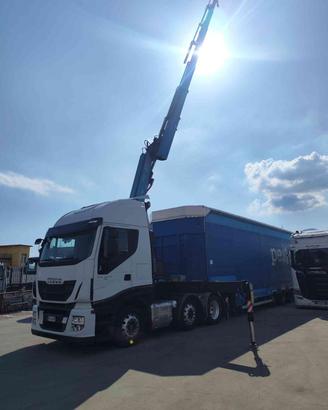 IVECO Stralis 460 con gru e semirimorchio collo