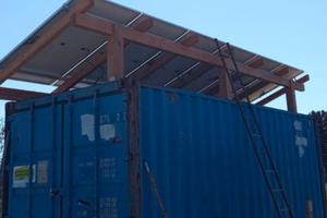Container con pannelli solari