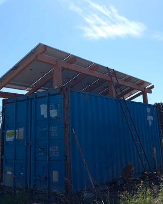 Container con pannelli solari