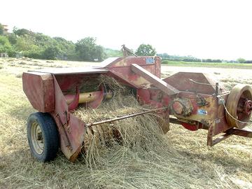 Pressatrice imballatrice e ranghinatore