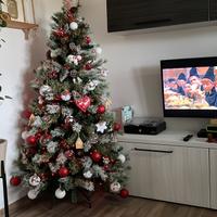 Albero di natale con luci e decorazioni