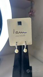 Orecchini pendenti con perla avorio e strass