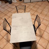 Tavolo allungabile + 4 sedie ecopelle