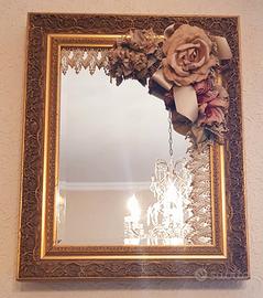 specchio con cornice in oro